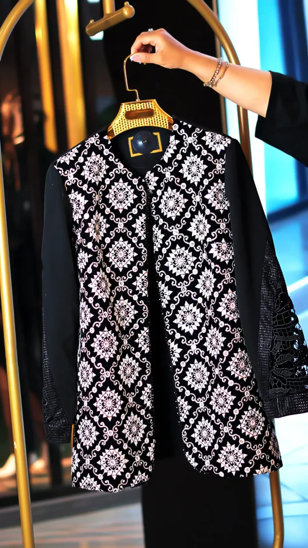 مانتو مجلسی کوتاه زنانه با آستین گیپور و سوزندوزی جلو | استایل خاص با پارچه ترک مانتو مجلسی کوتاه زنانه با آستین گیپور و سوزندوزی جلو | استایل خاص با پارچه ترک