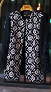 مانتو مجلسی کوتاه زنانه با آستین گیپور و سوزندوزی جلو | استایل خاص با پارچه ترک - فروشگاه بیاض