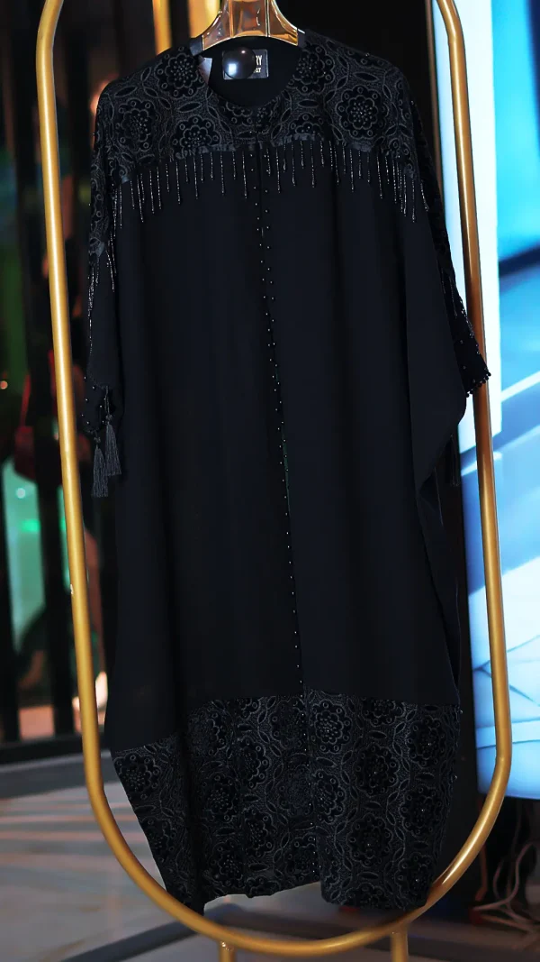 مانتو مجلسی کارشده مدل Berbina مشکی – طراحی خاص با سنگ‌دوزی و ریشه‌دوزی"