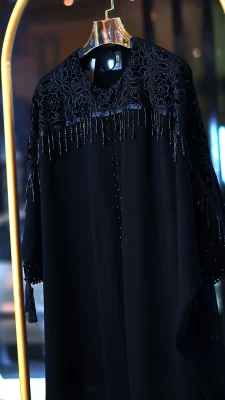 مانتو مجلسی کارشده مدل Berbina مشکی – طراحی خاص با سنگ‌دوزی و ریشه‌دوزی"