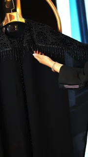 مانتو مجلسی کارشده مدل Berbina مشکی – طراحی خاص با سنگدوزی و ریشهدوزی"