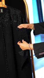 مانتو مجلسی کارشده مدل Berbina مشکی – طراحی خاص با سنگدوزی و ریشهدوزی"