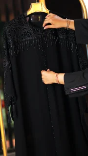 مانتو مجلسی کارشده مدل Berbina مشکی – طراحی خاص با سنگدوزی و ریشهدوزی"