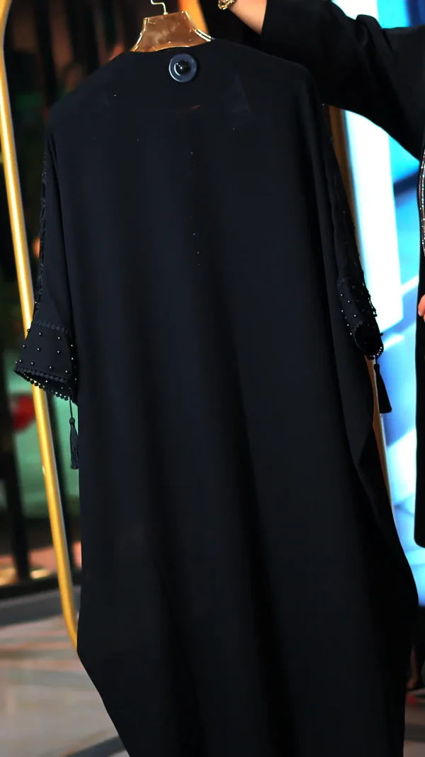 مانتو مجلسی کارشده مدل Berbina مشکی – طراحی خاص با سنگ‌دوزی و ریشه‌دوزی"