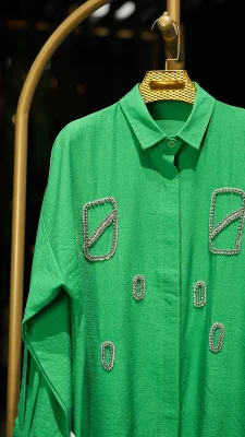 شومیز سبز چمنی مجلسی زنانه با نگین‌کاری جواهری و یقه کلاسیک