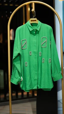 شومیز سبز چمنی مجلسی زنانه با نگین‌کاری جواهری و یقه کلاسیک