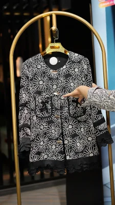 کت مانتوی زنانه خاص با گل‌های برجسته گیپور مشکی شیک