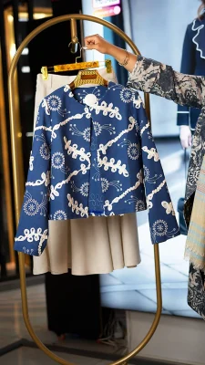 ست خاص و خوش‌استایل کت و دامن ترک با کت آبی گلدوزی‌شده و دامن کرم روشن