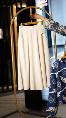 ست خاص و خوش‌استایل کت و دامن ترک با کت آبی گلدوزی‌شده و دامن کرم روشن