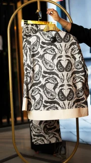 کت و شلوار اسپرت زنانه با پارچه کنفی و چاپ درشت گرافیکی