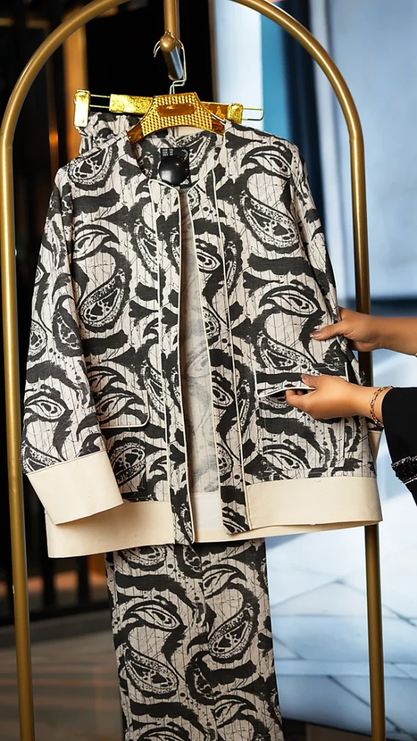 کت و شلوار اسپرت زنانه با پارچه کنفی و چاپ درشت گرافیکی