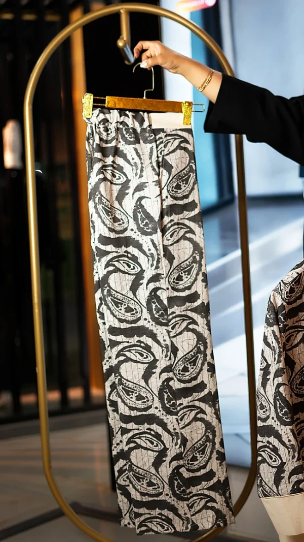 کت و شلوار اسپرت زنانه با پارچه کنفی و چاپ درشت گرافیکی