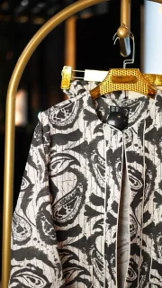 کت و شلوار اسپرت زنانه با پارچه کنفی و چاپ درشت گرافیکی