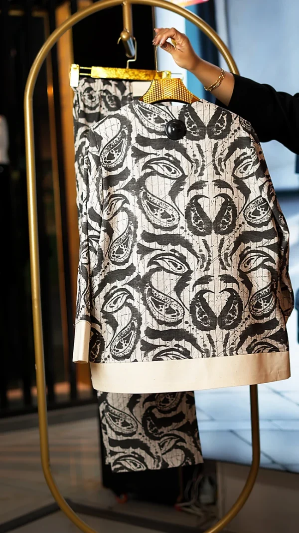 کت و شلوار اسپرت زنانه با پارچه کنفی و چاپ درشت گرافیکی