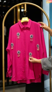 شومیز سرخابی مجلسی زنانه با نگین‌کاری جواهری و یقه کلاسیک