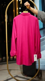 شومیز سرخابی مجلسی زنانه با نگین‌کاری جواهری و یقه کلاسیک