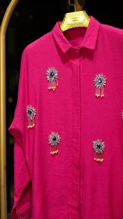 شومیز سرخابی مجلسی زنانه با نگین‌کاری جواهری و یقه کلاسیک