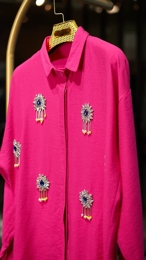 شومیز سرخابی مجلسی زنانه با نگین‌کاری جواهری و یقه کلاسیک