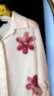 شومیز لینن زنانه با گل‌های برجسته سه‌بعدی و طراحی خاص، مناسب سایز ۳۸ تا ۴۴ نمای نزدیک