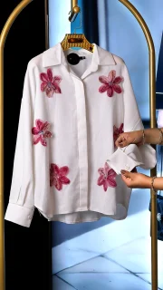 شومیز لینن زنانه با گل‌های برجسته سه‌بعدی و طراحی خاص، مناسب سایز ۳۸ تا ۴۴