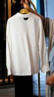 شومیز لینن زنانه با گل‌های برجسته سه‌بعدی و طراحی خاص، مناسب سایز ۳۸ تا ۴۴ پشت کار