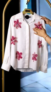 شومیز لینن زنانه با گل‌های برجسته سه‌بعدی و طراحی خاص، مناسب سایز ۳۸ تا ۴۴