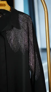 شومیز زنانه مدل الیزه با نگین‌کاری و طرح بال در قسمت جلویی نمای نزدیک از لباس