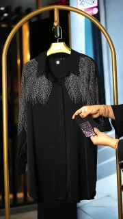 شومیز زنانه مدل الیزه با نگین‌کاری و طرح بال در قسمت جلویی