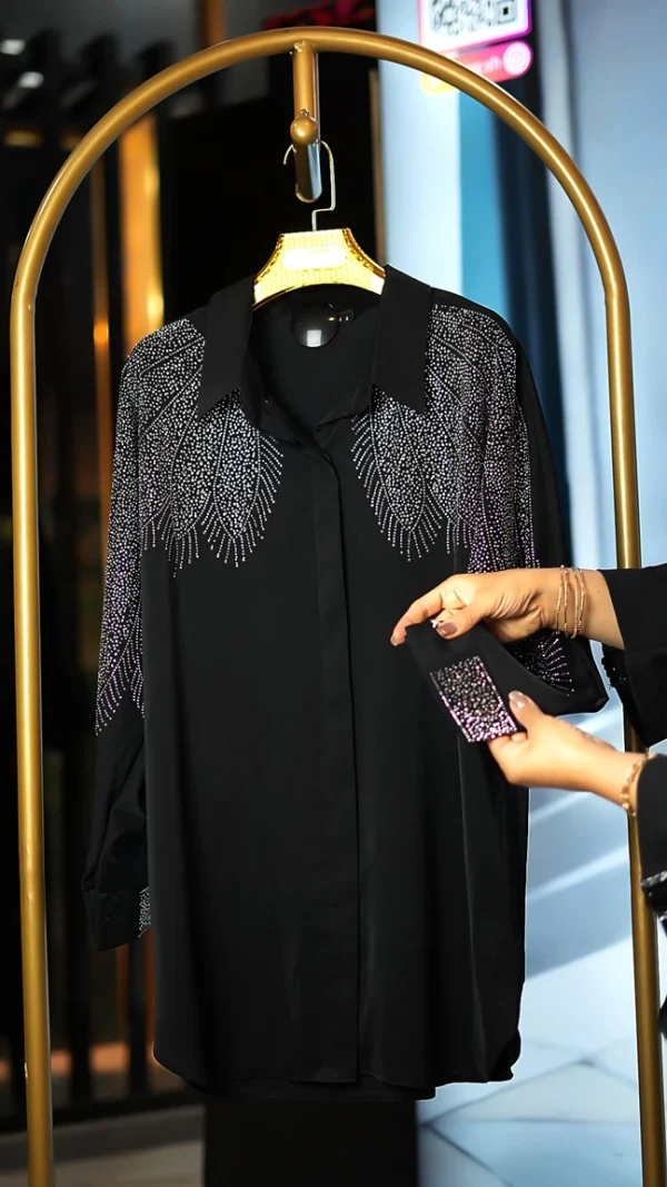 شومیز زنانه مدل الیزه با نگین‌کاری و طرح بال در قسمت جلویی