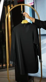 شومیز زنانه مدل الیزه با نگین‌کاری و طرح بال در قسمت جلو نمای پشت تصویر