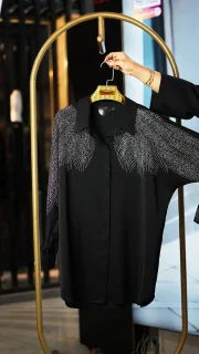 شومیز زنانه مدل الیزه با نگین‌کاری و طرح بال در قسمت جلویی