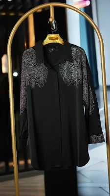 شومیز زنانه مدل الیزه با نگین‌کاری و طرح بال در قسمت جلویی