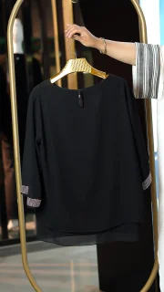 شومیز مشکی دو تکه زنانه از حریر نگینی سبک با تاپ زیر و طراحی مجلسی شیک