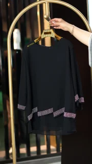 شومیز مشکی دو تکه زنانه از حریر نگینی سبک با تاپ زیر و طراحی مجلسی شیک