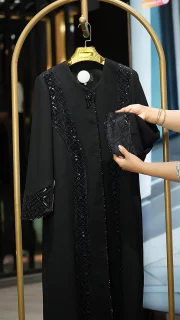 مانتو بلند سایز بزرگ زنانه با طراحی خاص و خرج‌کار مخمل