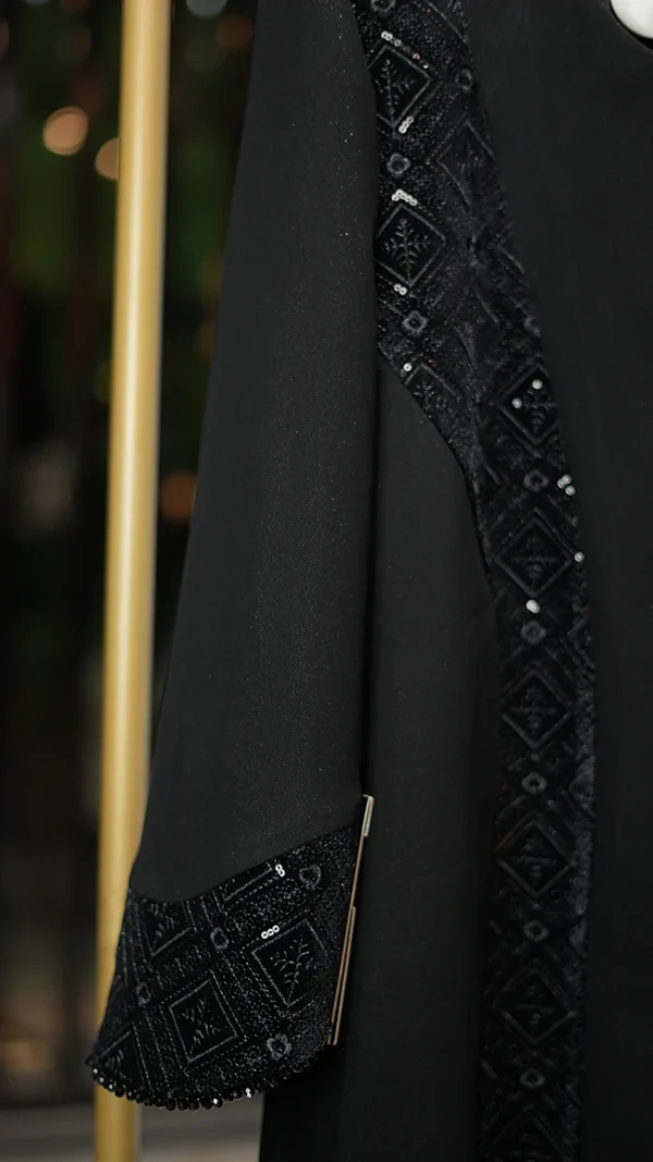 مانتو بلند سایز بزرگ زنانه با طراحی خاص و خرج‌کار مخمل