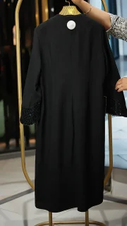 مانتو بلند سایز بزرگ زنانه با طراحی خاص و خرج‌کار مخمل نمای پشت مانتو