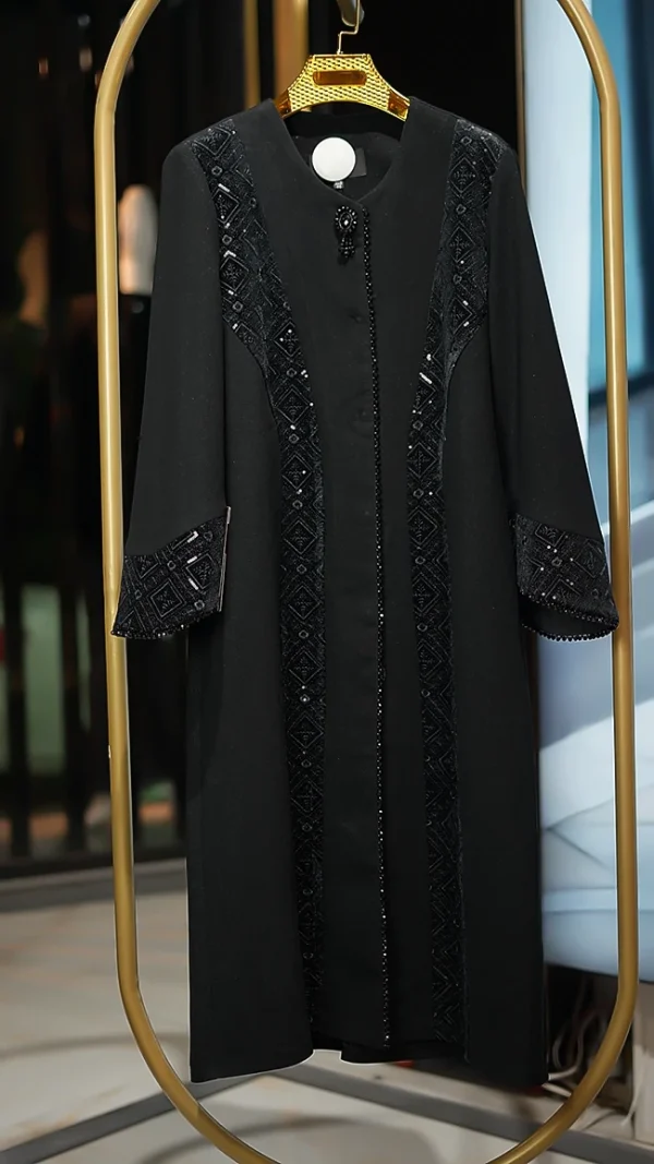 مانتو بلند سایز بزرگ زنانه با طراحی خاص و خرج‌کار مخمل