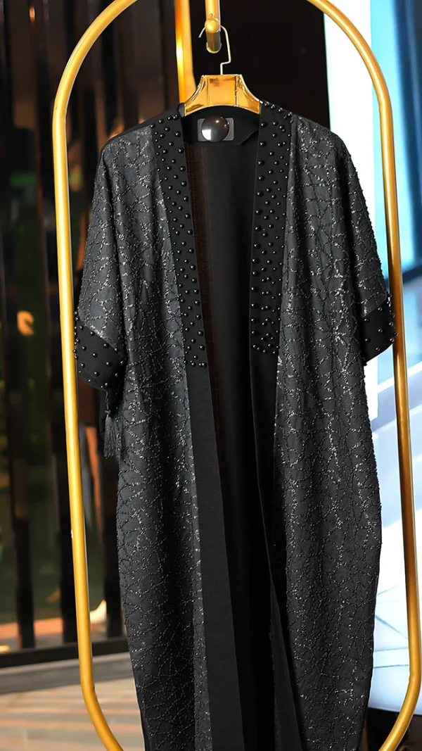 مانتو شیک مجلسی با پارچه شانتون ترک و یقه مرواریدی – سایز آزاد مانتو مجلسی زنانه با یقه کار شده با مروارید مشکی و آستین کیمونو، فریسایز مناسب ۴۰ تا ۴۸