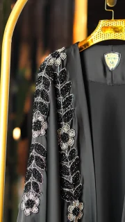 مانتو عبایی شیک زنانه با سنگ‌دوزی و گلدوزی دستی، پارچه ساتن آمریکایی، فری‌سایز (3)