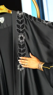 مانتو عبایی شیک زنانه با سنگ‌دوزی و گلدوزی دستی، پارچه ساتن آمریکایی، فری‌سایز (3)