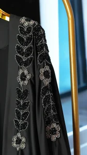 مانتو عبایی شیک زنانه با سنگ‌دوزی و گلدوزی دستی، پارچه ساتن آمریکایی، فری‌سایز (3)