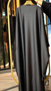 مانتو عبایی شیک زنانه با سنگ‌دوزی و گلدوزی دستی، پارچه ساتن آمریکایی، فری‌سایز-پشت کار