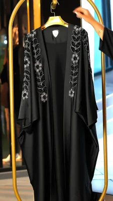 مانتو عبایی شیک زنانه با سنگ‌دوزی و گلدوزی دستی، پارچه ساتن آمریکایی، فری‌سایز (3)