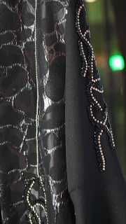 مانتو عبایی مشکی با پارچه براق طرحدار، سنگ‌دوزی دستی روی آستین و جلو، مناسب سایز ۳۸ تا ۵۰