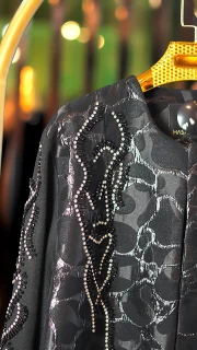 مانتو عبایی مشکی با پارچه براق طرحدار، سنگ‌دوزی دستی روی آستین و جلو، مناسب سایز ۳۸ تا ۵۰