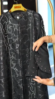 مانتو عبایی مشکی با پارچه براق طرحدار، سنگ‌دوزی دستی روی آستین و جلو، مناسب سایز ۳۸ تا ۵۰