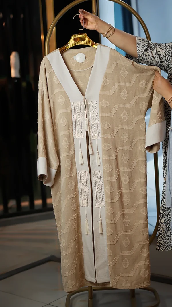 مانتو گیپور حریر سایز بزرگ با طراحی سنتی و بند منگوله‌دار