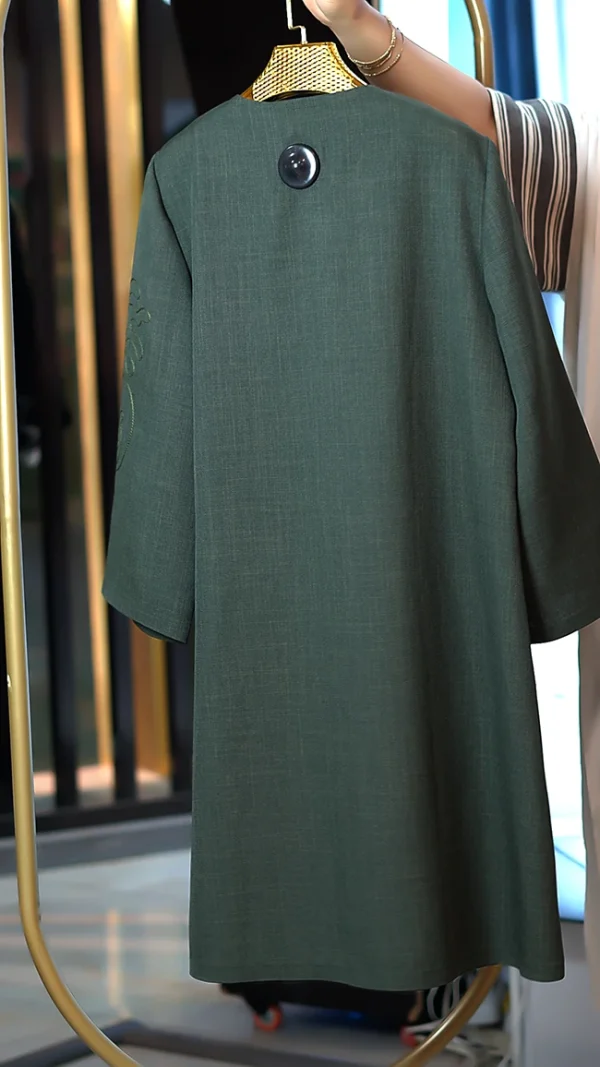 مانتوی شیک زنانه از پارچه شانتون با یقه هفت و گلدوزی خاص، مناسب سایز 38 تا 48