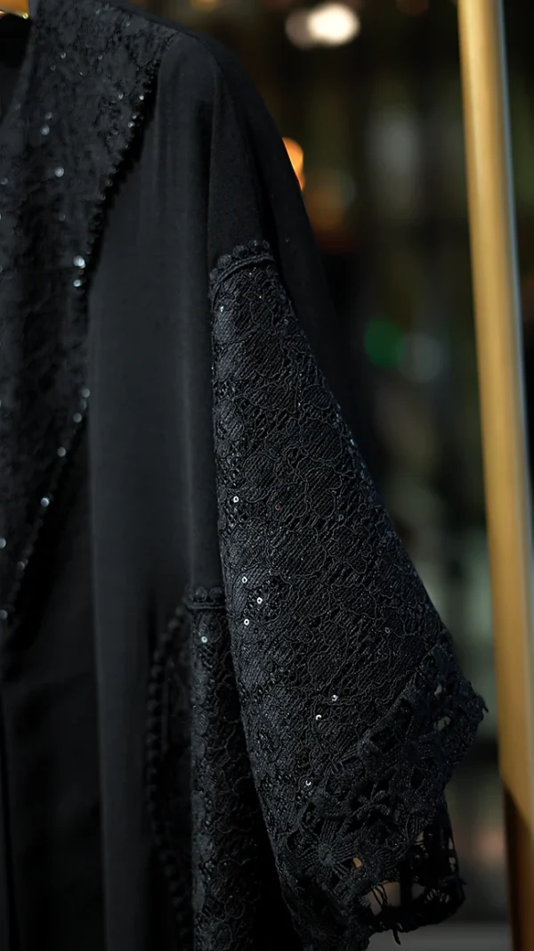 مانتوی عبایی مشکی زنانه با طراحی گیپور و پارچه کرسپو ترک